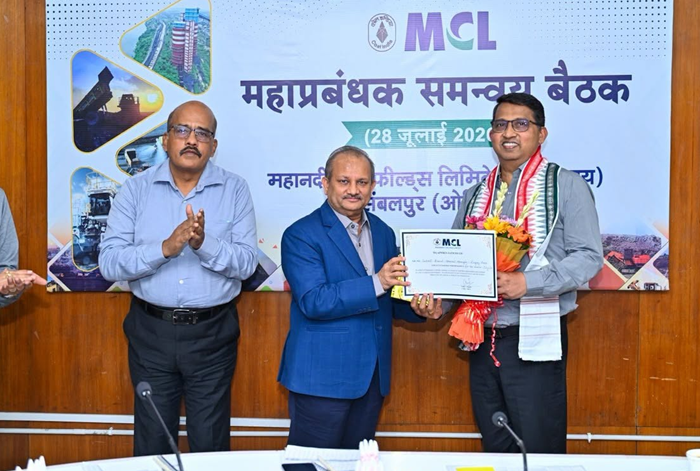 MCL CMD Uday Anant Kaole felicitates Best GMs and HoDs